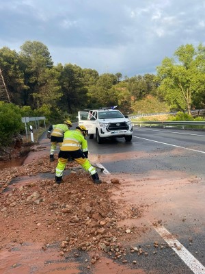 Cortado un tramo de la antigua N-3 en Siete Aguas por acumulación de lluvia y barro sobre la calzada