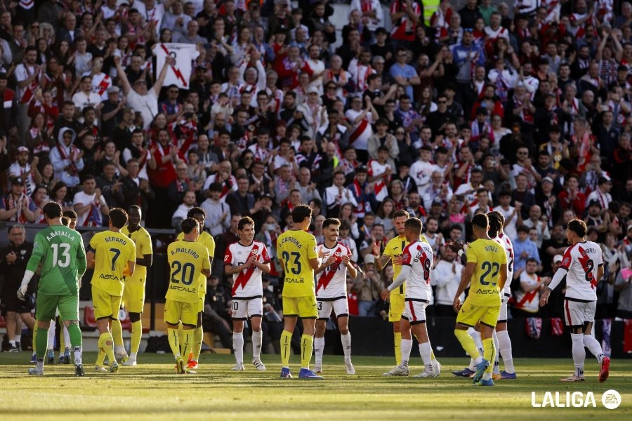 Pasillo de honor para despedir a Trejo del Rayo Vallecano.