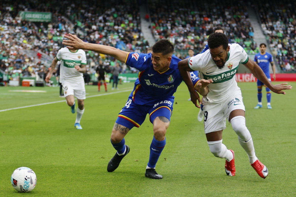 Zaid Romero y Grady Diangana disputan un balón