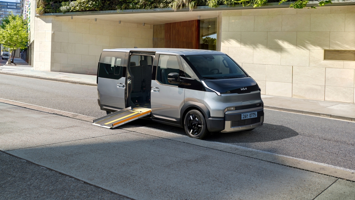 Kia amplía su gama de vehículos de movilidad accesible con el PV5 WAV Side Entry