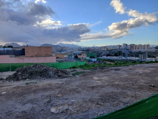 Vecinos de Los Mateos reclaman paralizar el desamiantado hasta que el Seprona tome muestras