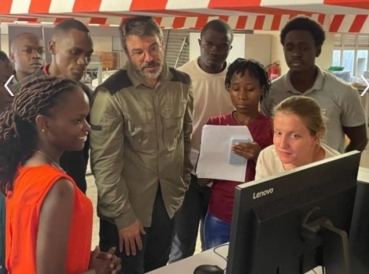 Un equipo del CSIC instala el primer sistema de resonancia magnética portátil y de bajo coste de África
