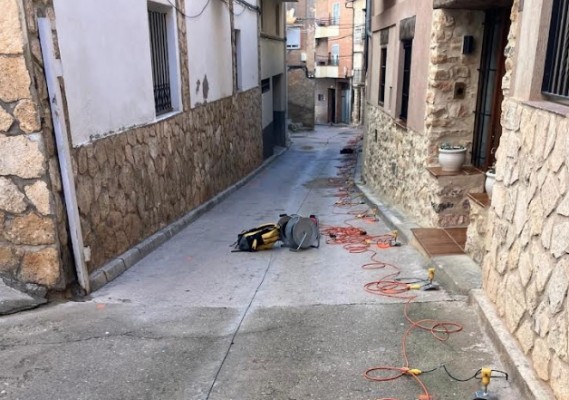 La Diputación estudia la estabilidad de una calle de Ademuz tras daños en viviendas y calzada