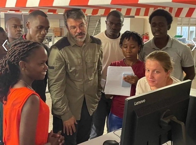 Un equipo del CSIC instala el primer sistema de resonancia magnética portátil y de bajo coste de África
