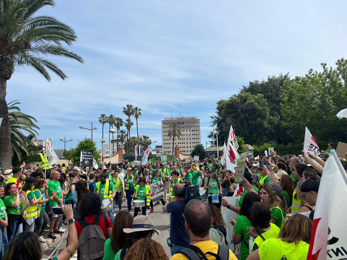 Cientos de docentes se concentran ante la Conselleria expectantes por la negociación: “Esperamos que sea la definitiva”