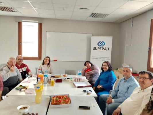 Nules potencia las habilidades sociales de su ciudadanía con un taller denominado 'Cafenet'
