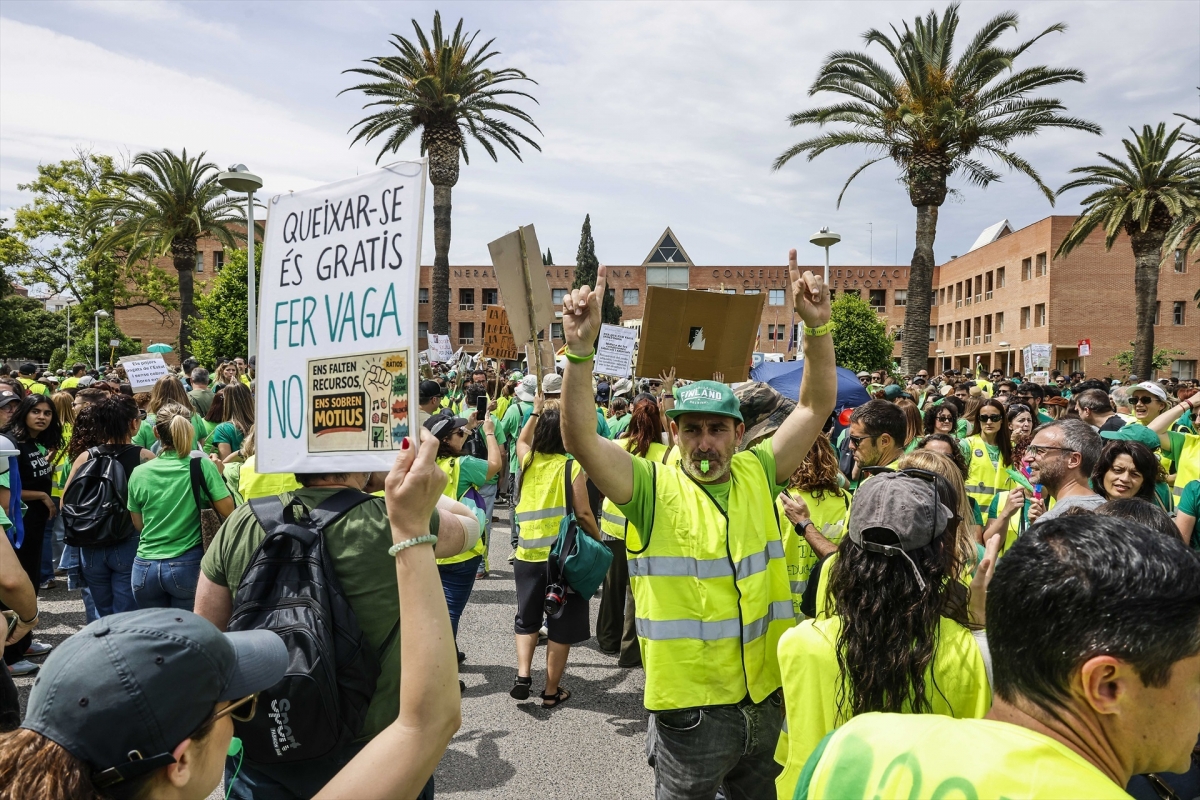 Docentes se concentran ante la Conselleria expectantes por la negociación: “Esperamos que sea la definitiva”