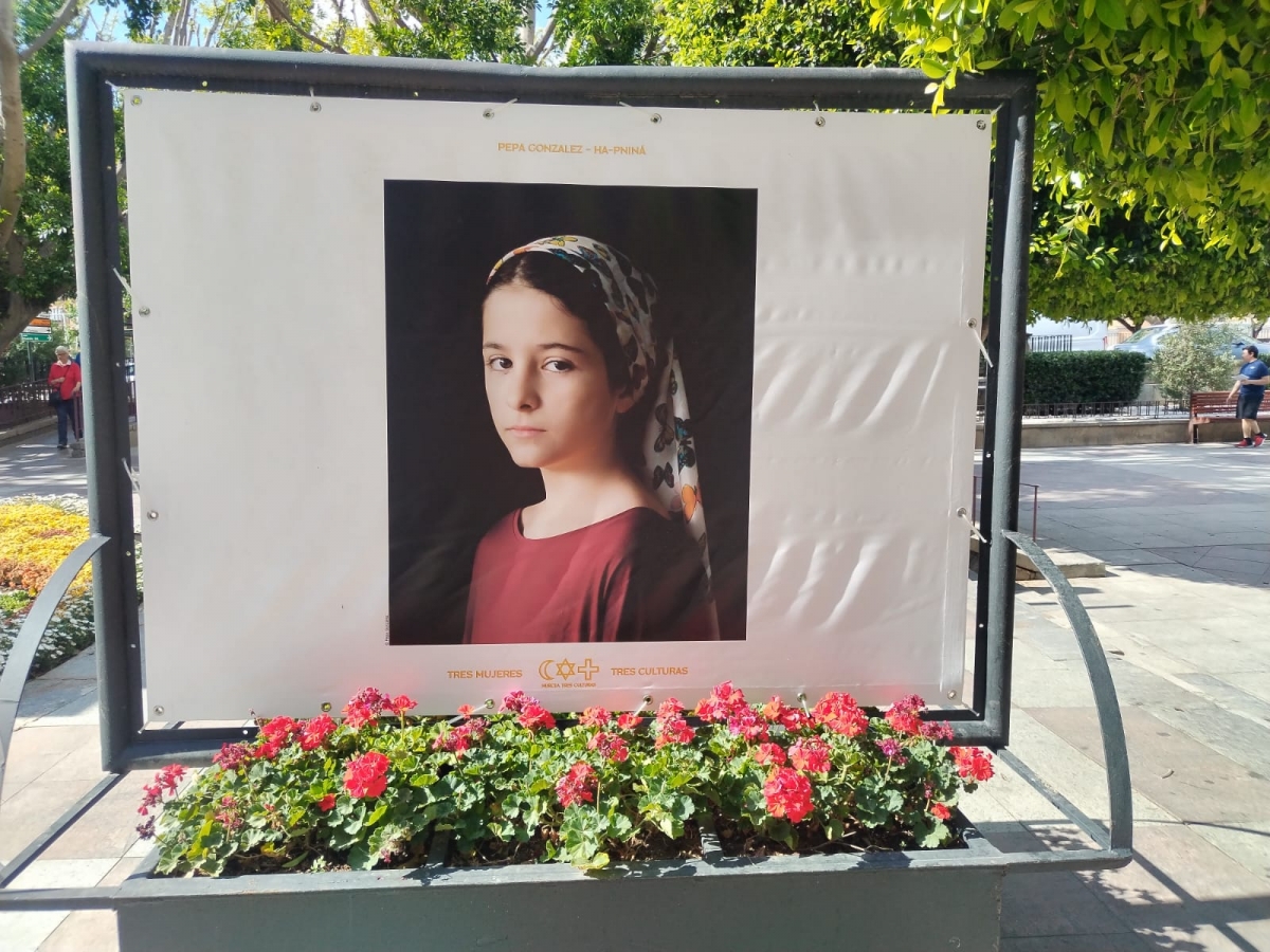 Tres mujeres, tres culturas y una historia viva: una exposición de fotografía evoca las raíces de Murcia
