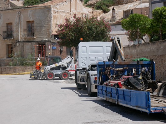 Crevillent asfalta diferentes calles y caminos del término municipal 