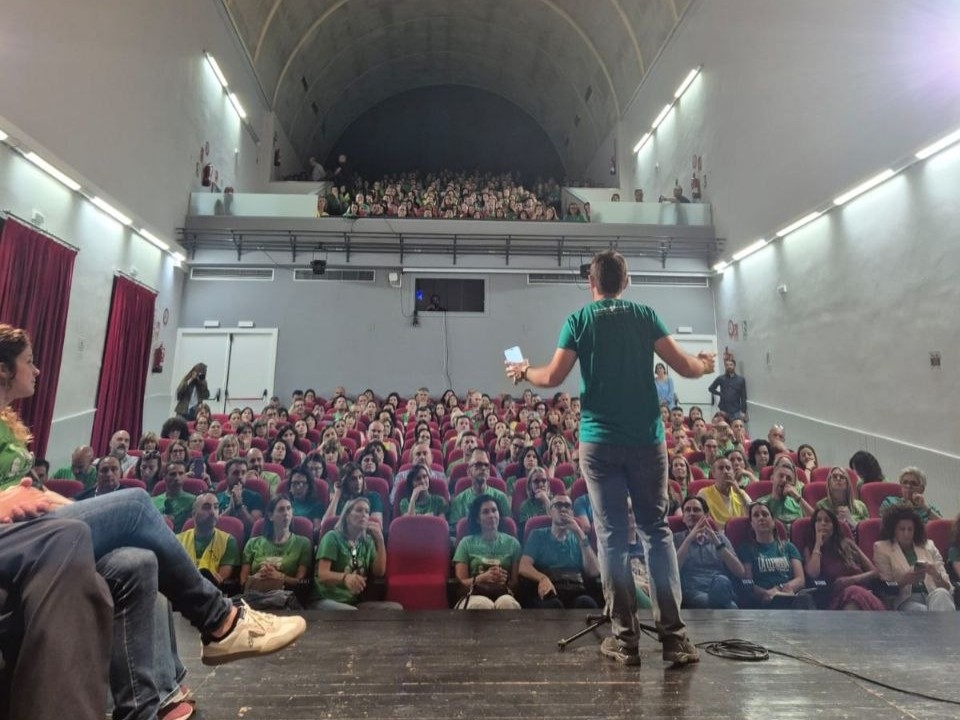 Más de 1.300 miembros de equipos directivos amagan con dimitir en bloque si no hay acuerdo sobre la huelga