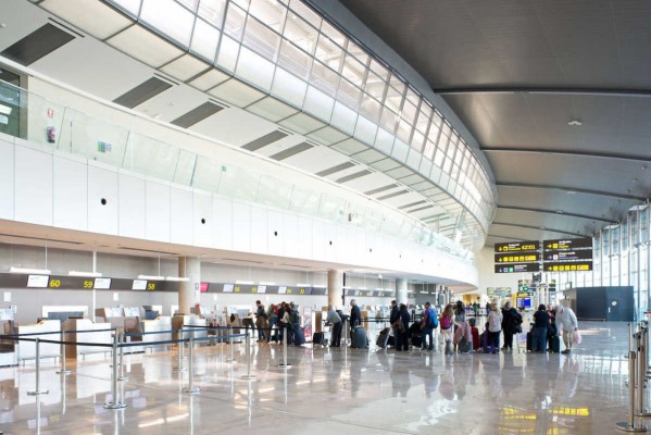 Una 'app' que permite localizar los servicios en los aeropuertos gana el concurso 'Teens Emprendedores'