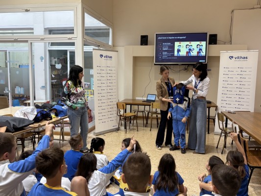 Alumnos del colegio Argos reciben formación en RCP de la mano del equipo de enfermería de Vithas Valencia 9 de Octubre