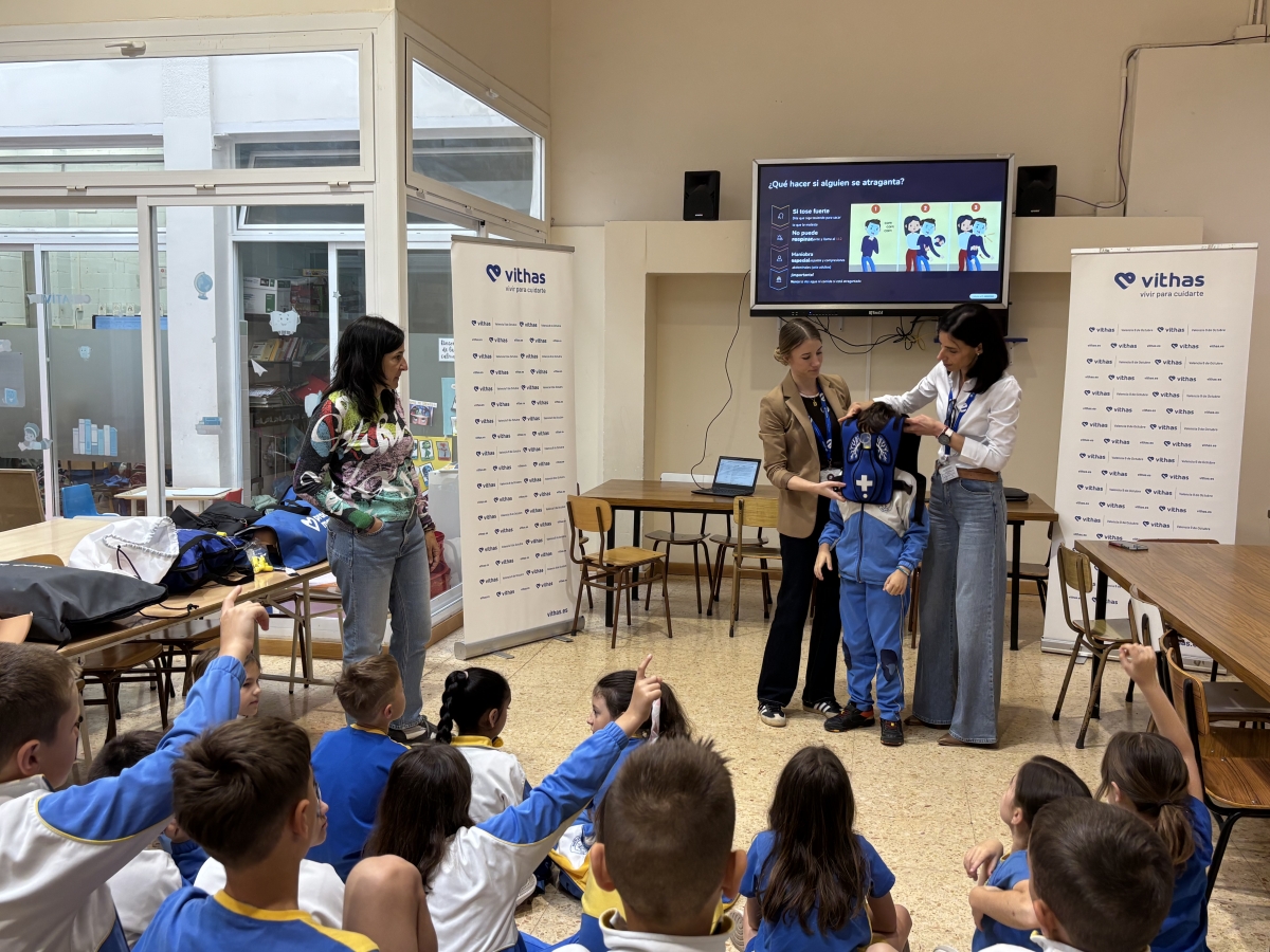 Alumnos del colegio Argos reciben formación en RCP de la mano del equipo de enfermería de Vithas Valencia 9 de Octubre