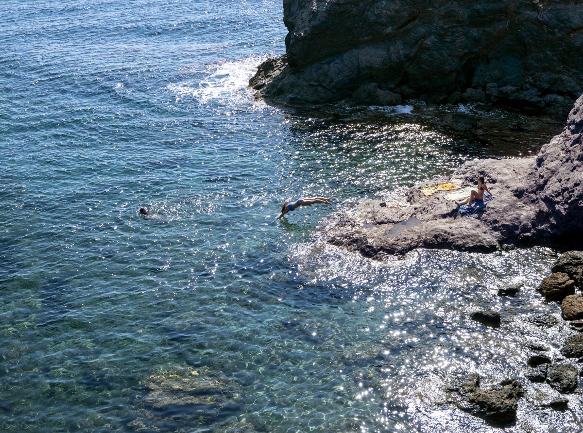 Baño en una cala de la Costa Cálida