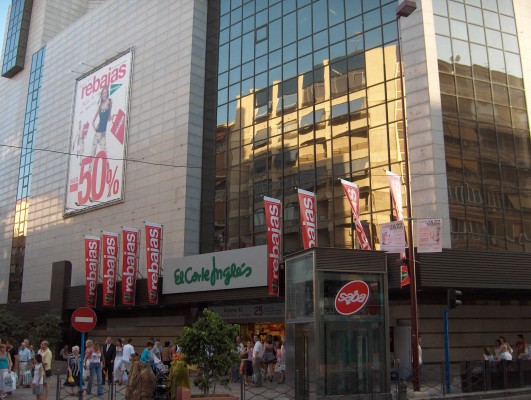 Echávarri pacta mantener la apertura en domingo en El Corte Inglés a cambio de 200 empleos