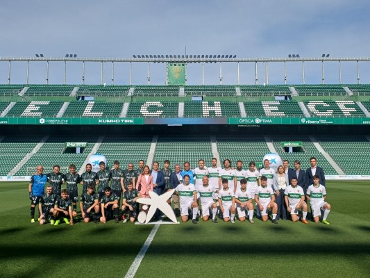 CaixaBank convierte en futbolistas profesionales por un día a cerca de 40 aficionados del Elche CF