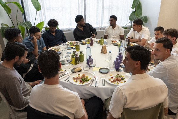 El Villarreal celebra la clasificación a la Liga de Campeones con un almuerzo