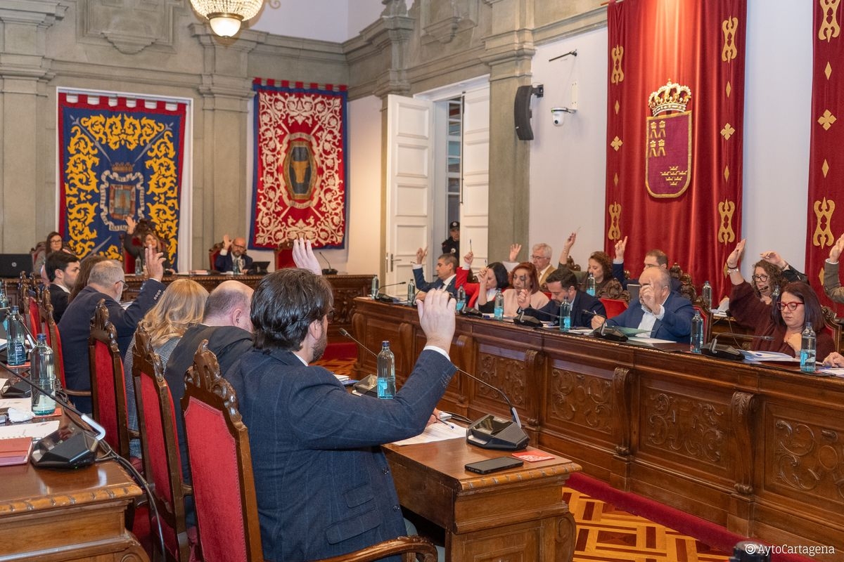 De expulsados, tránsfugas y enemigos íntimos: así se ha cocinado la moción de censura contra Arroyo 