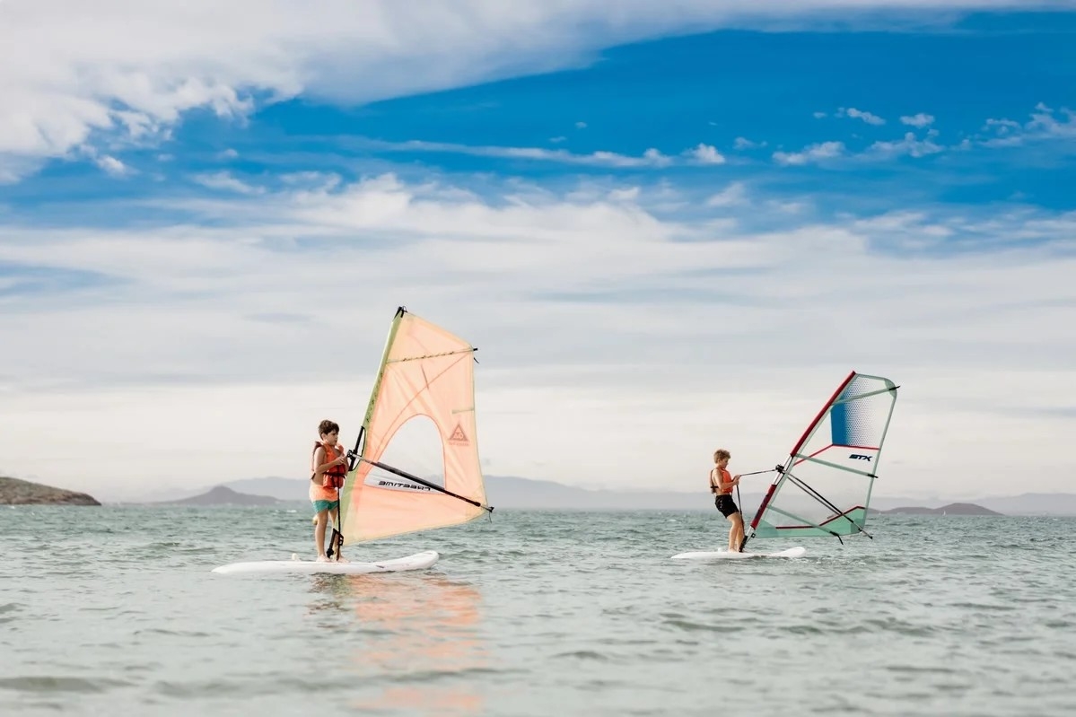 Torre Pacheco impulsa un campamento náutico para adolescentes con actividades en el Mar Menor y enfoque en conciliación familiar