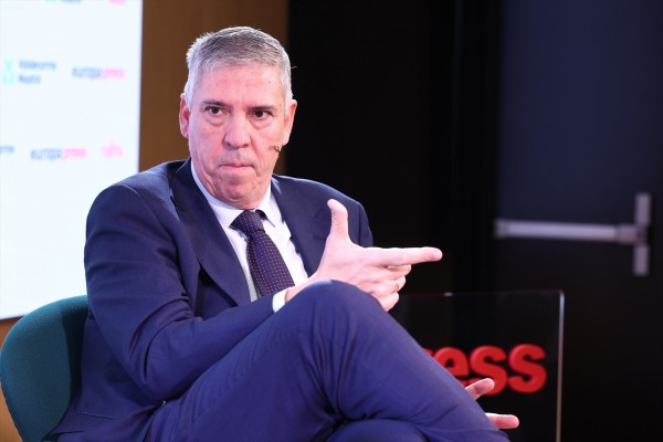 Indra modera su avance al cierre, con 9.023 millones de capitalización, tras la salida de De los Mozos