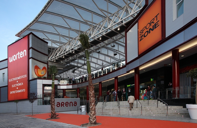 Vista de la entrada principal del centro comercial Arena Multiespacio - 