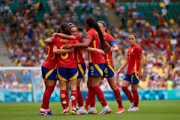España remonta a Japón con Aitana y Mariona para abrir su debut en unos Juegos Olímpicos