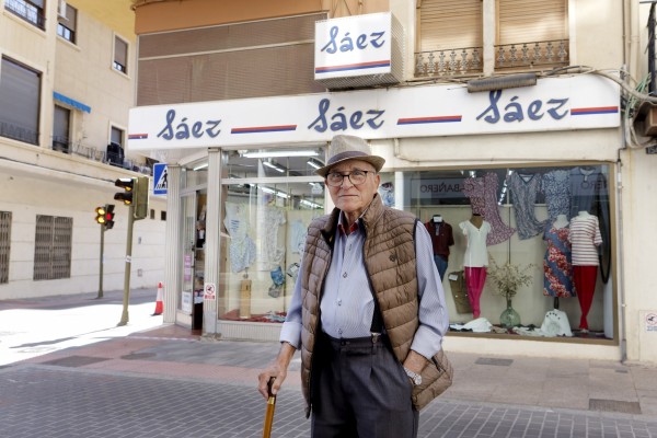 Cerca de un siglo de atención y cuidado por el cliente: Sáez confecciona moda y trajes regionales en Castelló