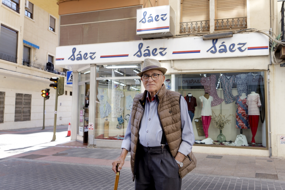 Casi un siglo de atención y cuidado por el cliente: Sáez confecciona moda y trajes regionales en Castelló