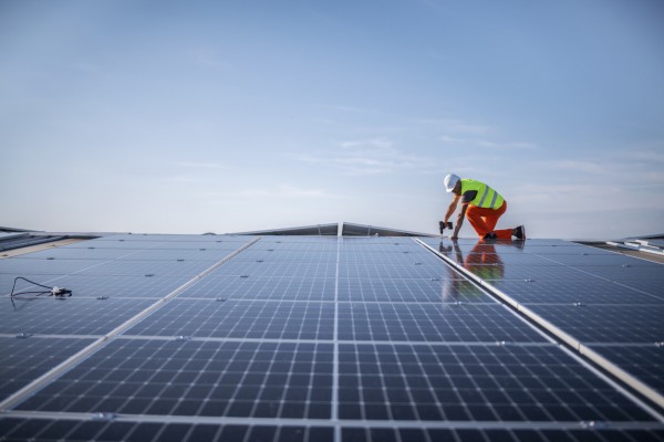 Endesa vende la mitad de su negocio solar en España a Masdar por 817 millones de euros