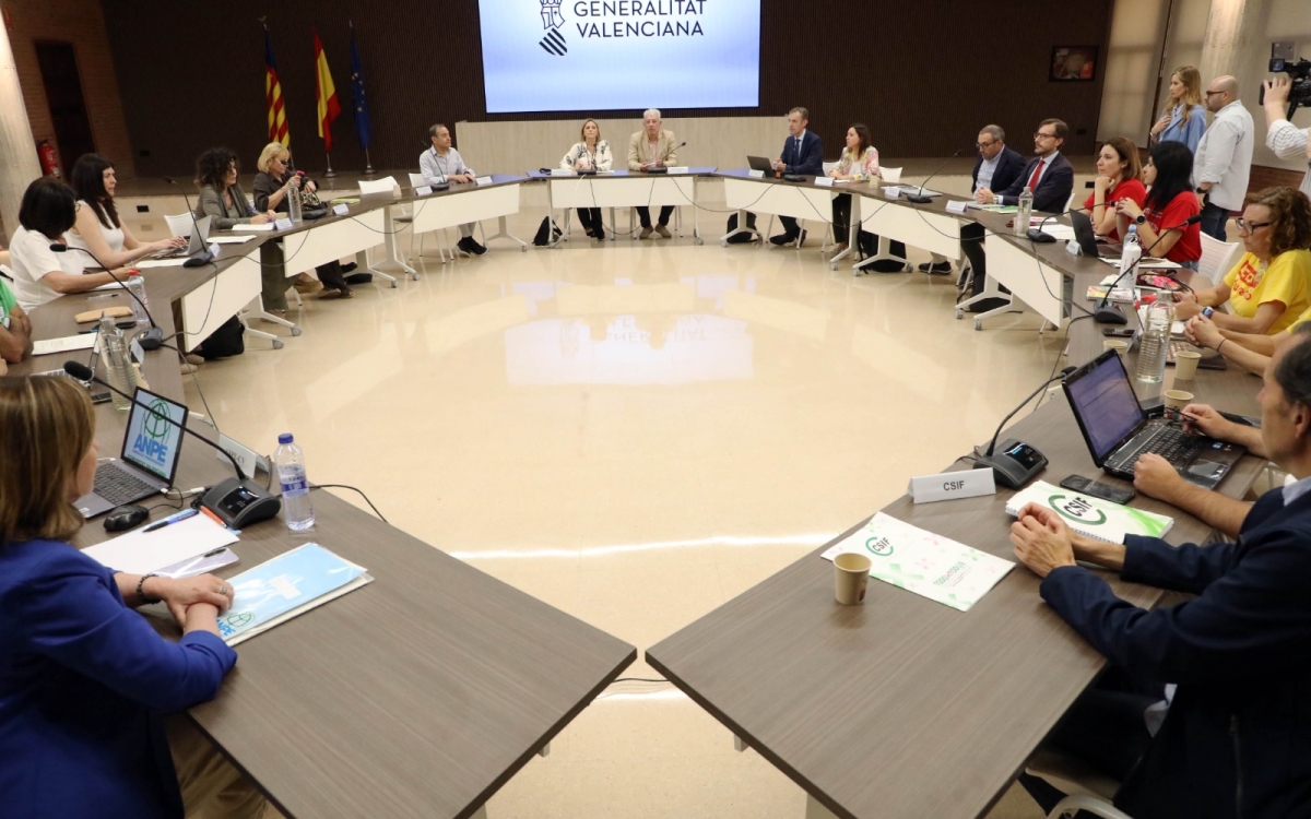 Reunión de este martes entre la Conselleria de Educación y los sindicatos.