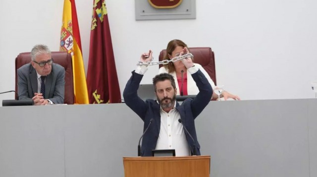 Víctor Egío, abrumado y agradecido ante las 2.330 firmas en apoyo tras su sanción de la Asamblea 