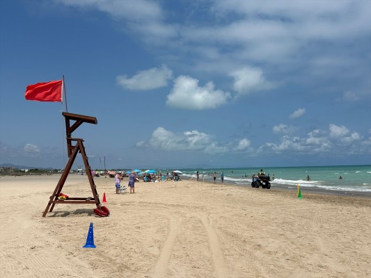 Canet cierra al baño la playa del Racó de la Mar por contaminación orgánica
