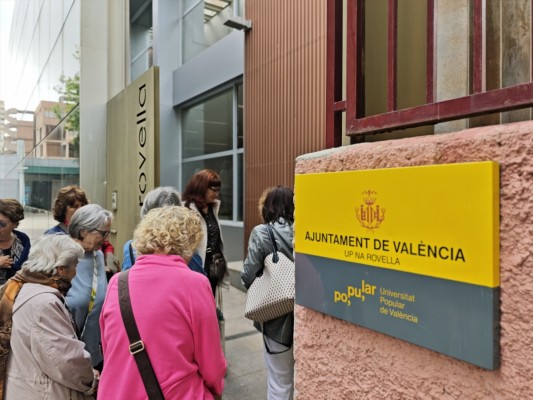 La Universitat Popular potenciará las actividades culturales en la oferta formativa del curso 2026-2027