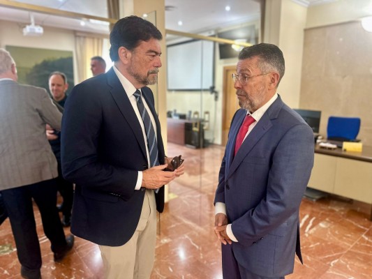 Alicante y la Subdelegación coordinan la colaboración policial ante el verano