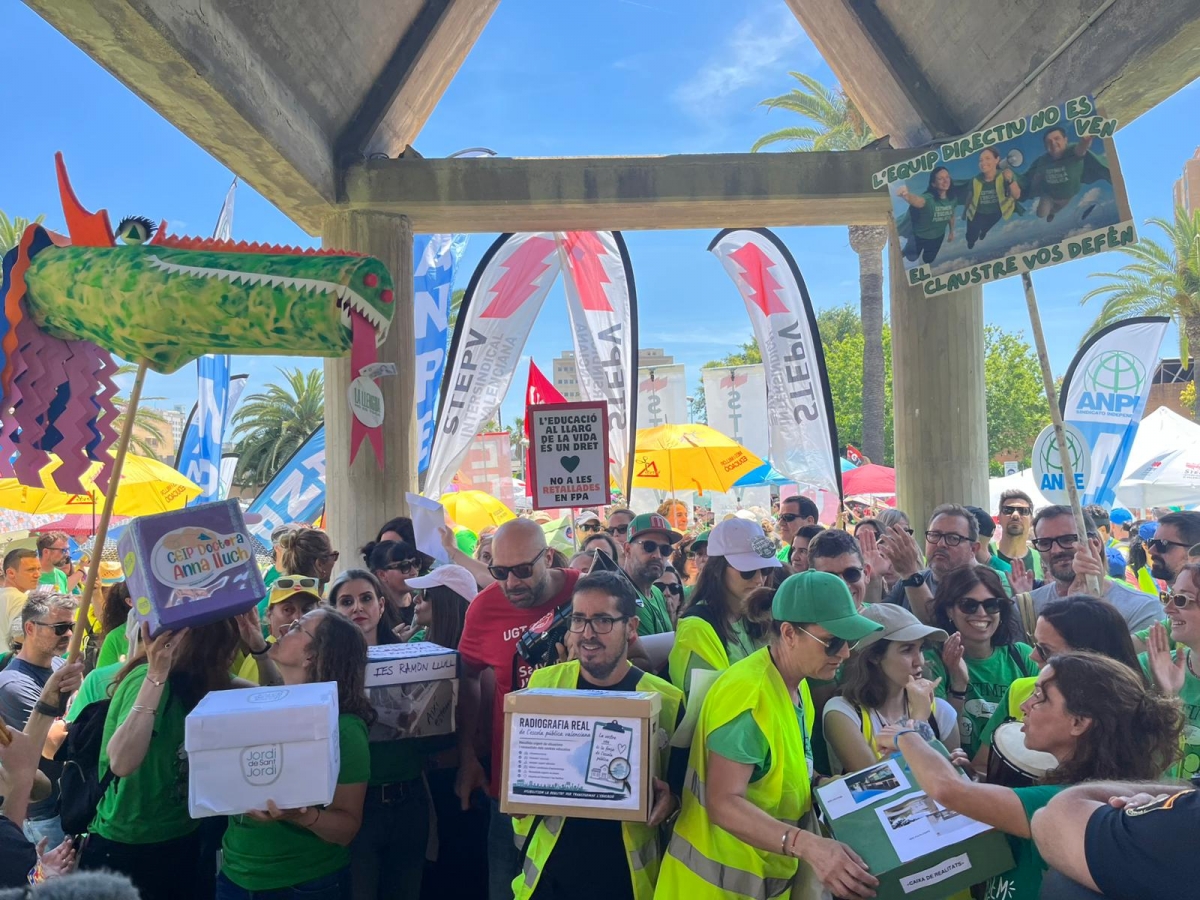 Equipos directivos trasladan sus reivindicaciones a la Conselleria y advierten: “Acuerdo o dimisión”