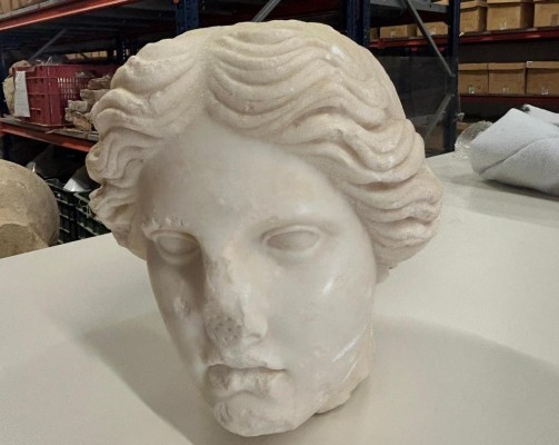 Sale a la luz un busto en la playa de la Almadraba de Alicante que podría representar a la diosa Venus
