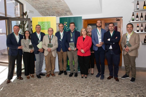 CAECV presenta un libro que recoge más de 30 años de viticultura ecológica en la Comunitat Valenciana