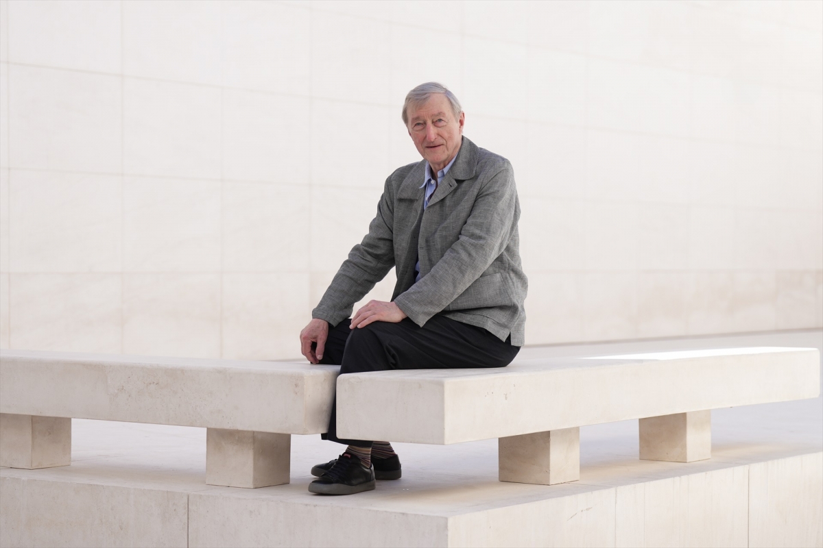 Julian Barnes i la gran pregunta davant la senectut: per què un escriptor deixa d'escriure?