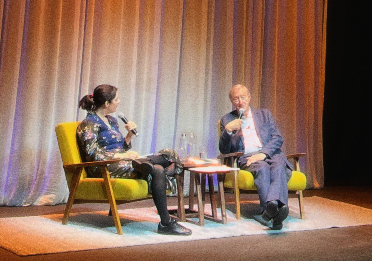 Julian Barnes conversa amb Lucía Lijtmaer en el Caixaforum de València el passat 14 de maig.
