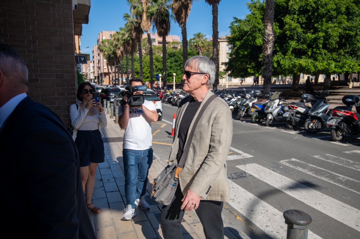 El funcionario de Vivienda, Roberto Palencia, a su llegada al juzgado.