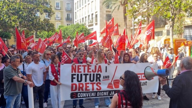 Trabajadoras de limpieza de edificios y locales protestan ante la CEV para exigir la actualización del convenio