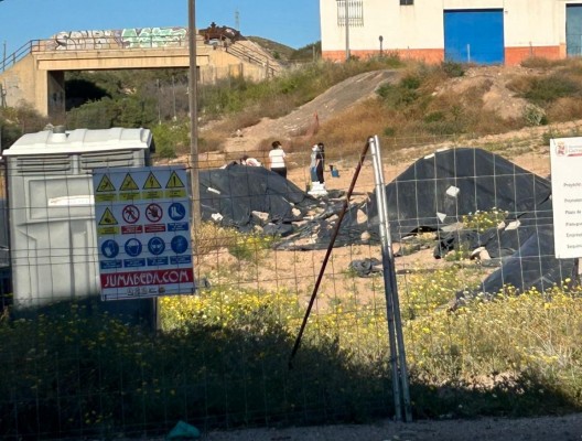 Agentes especializados del SEPRONA inspeccionan la parcela municipal de Los Mateos