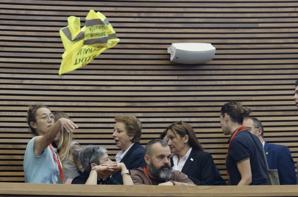 Desalojan del hemiciclo de Les Corts a un grupo de profesoras al protestar entre gritos de 'Consellera, dimisión' a Ortí