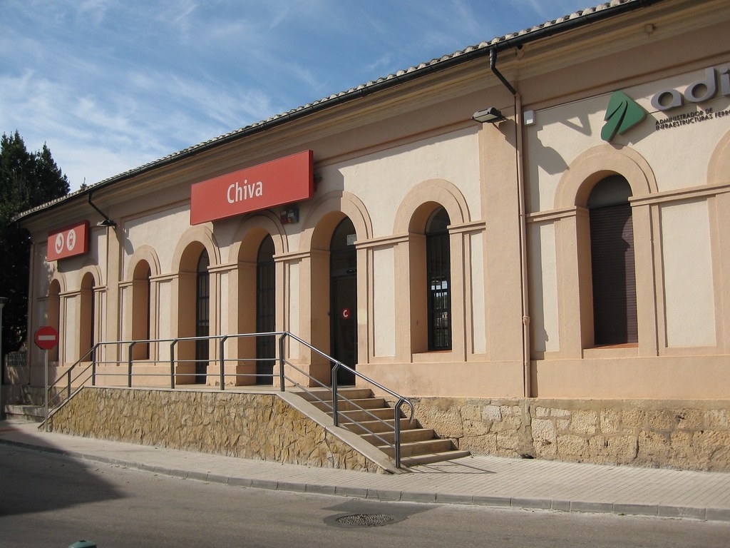Adiós al cruce a nivel en Chiva: Adif construirá un paso subterráneo y ampliará la estación