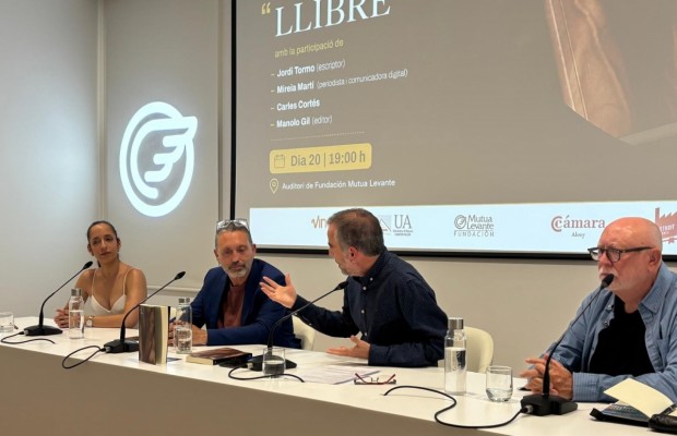 L'escriptor Carles Cortés es retroba amb el seu Alcoi de fa 40 anys en la presentació de la novel·la 'Nu'