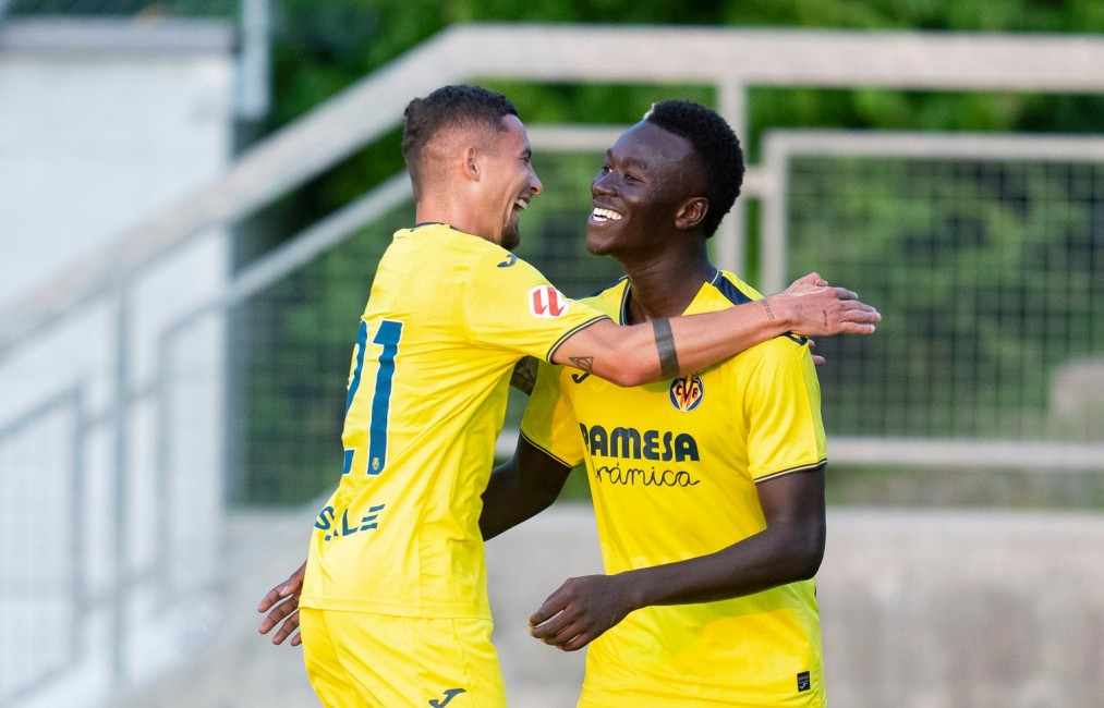 Yeremy Pino celebra el gol de Pape Gueye junto al centrocampista franco-senegalés. VILLARREAL CF - 
