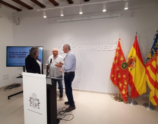 Familia (Vox) estudia implantar plazas de aparcamiento para familias y embarazadas en Orihuela