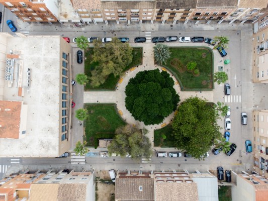 Catarroja reforma la plaza de Les Corts Valencianes para convertirla en un espacio más verde, accesible y seguro