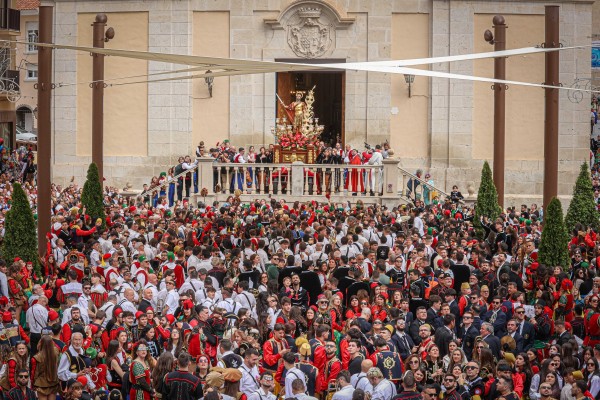 Petrer roza los 3.300 turistas en Moros y Cristianos pese a la lluvia y dispara el impacto de su promoción digital