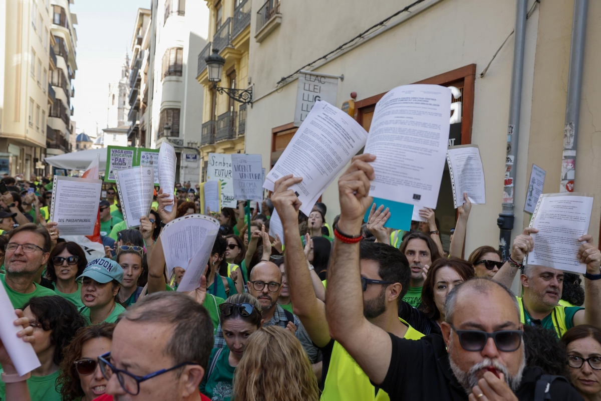 Un centenar de equipos directivos de centros educativos se concentran para anunciar su dimisión